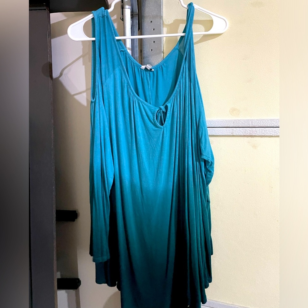 Cold-shoulder shirt
